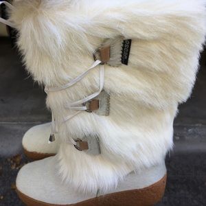 Oscar. Leather and goat for boots.